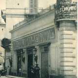 Qui un tempo c�era anche la sede dell�ingrosso di alimentari e oggettistica di Nicol� Dagnino. Il fornitissimo negozio, attivo fino al 1948, si trovava al di fuori della cinta del dazio della citt� e, non pagando tasse, riusciva ad avere prezzi pi� bassi della concorrenza
